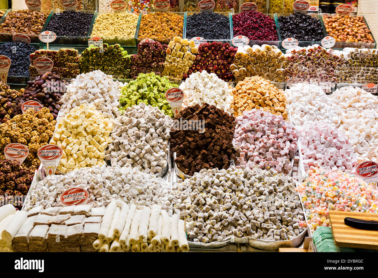 Caramelle e delizie turche per la vendita nel Bazar delle Spezie (Misir Carsisi o il bazaar egiziano), quartiere Eminonu, Istanbul, Turchia Foto Stock