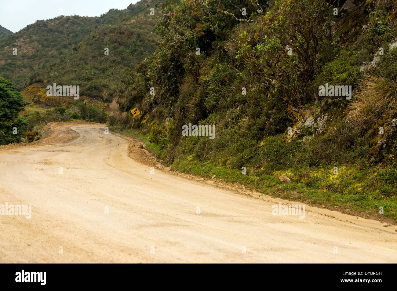 Una strada di campagna di scomparire in lontananza vicino a Bogotà, Colombia Foto Stock