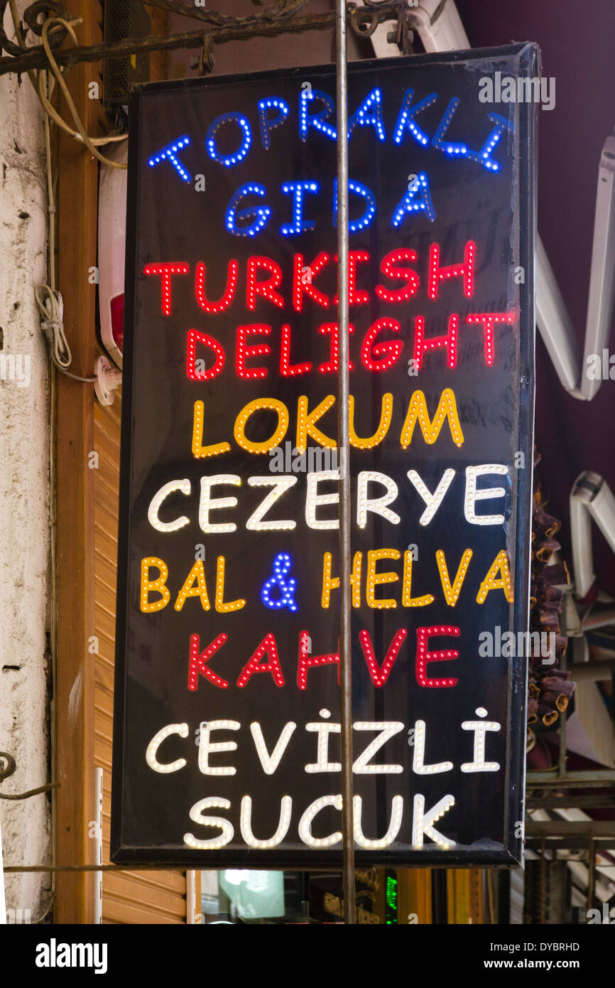 Shop segno pubblicità turkish delight e altri dolci locali, quartiere universitario, Istanbul, Turchia Foto Stock