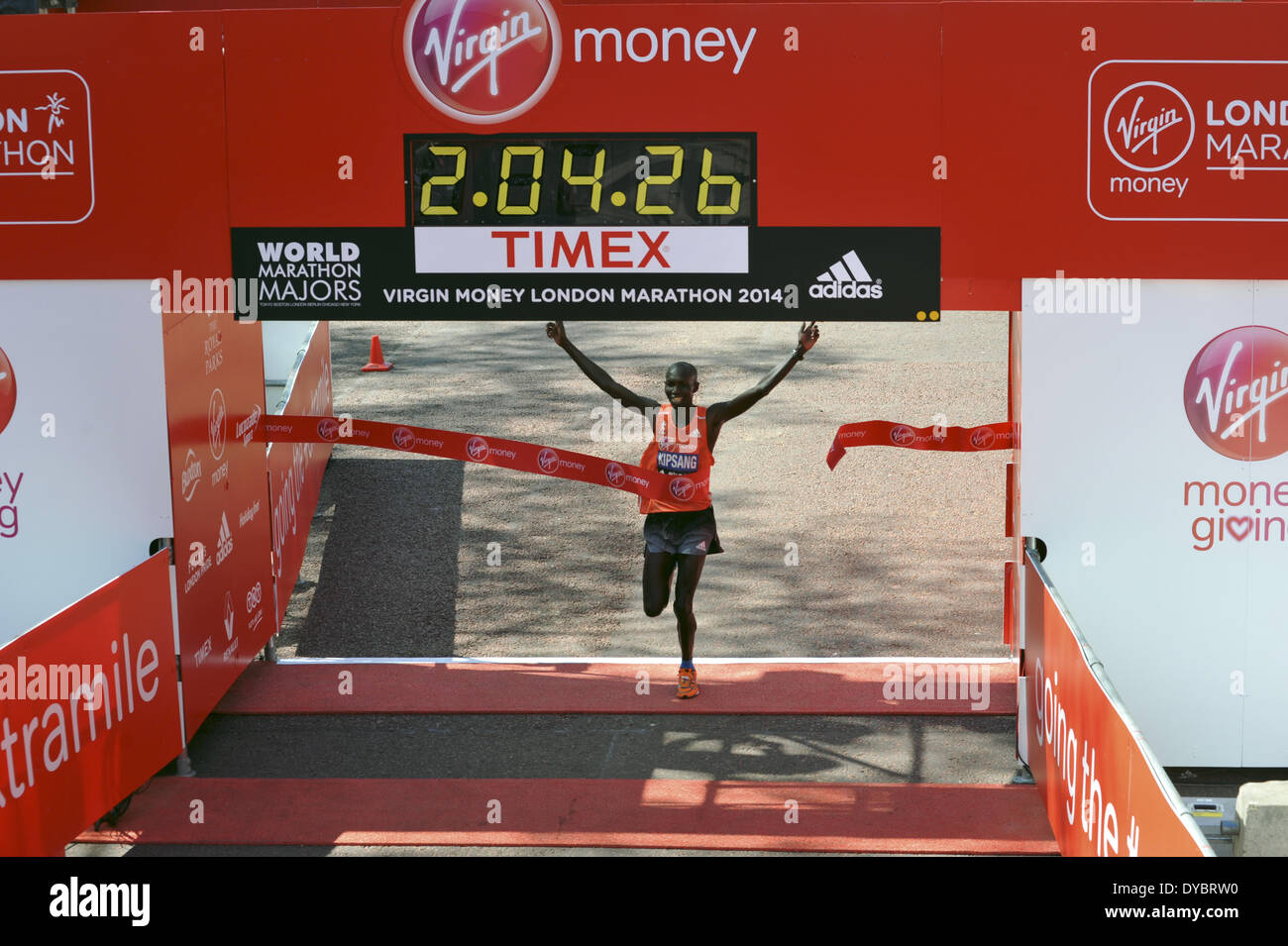 Londra, Regno Unito. Xiii Apr, 2014. Wilson Kipsang (KE) vincente il 2014 Uomini Virgin London Marathon. Oltre a vincere la gara ha stabilito un nuovo record con un tempo di 2 ore e 4 minuti 29s. Credito: Michael Preston/Alamy Live News Foto Stock