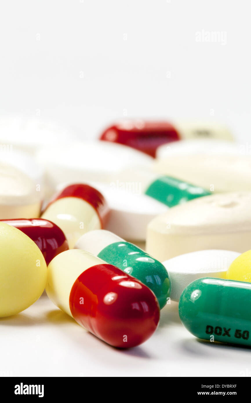 Antibiotici - una miscela di antibiotico capsule e compresse su uno sfondo bianco, REGNO UNITO Foto Stock