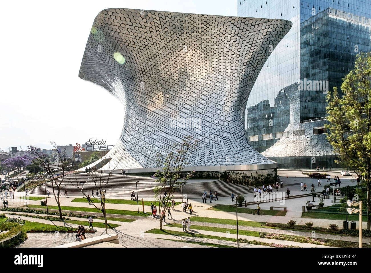 Graziosa forma scintillante Museo Soumaya rivestita in alluminio esagonale Scatola piastrelle Carlos Slim collezione Plaza Carso Città Del Messico Foto Stock