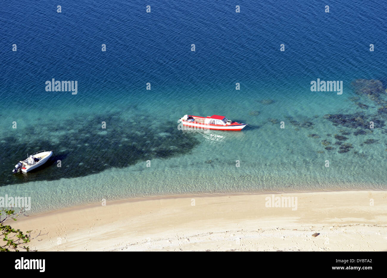Barche ormeggiate in una spiaggia in Nukutapu isolotto, isola di Wallis, Wallis e Futuna, Melanesia, Sud Pacifico Foto Stock