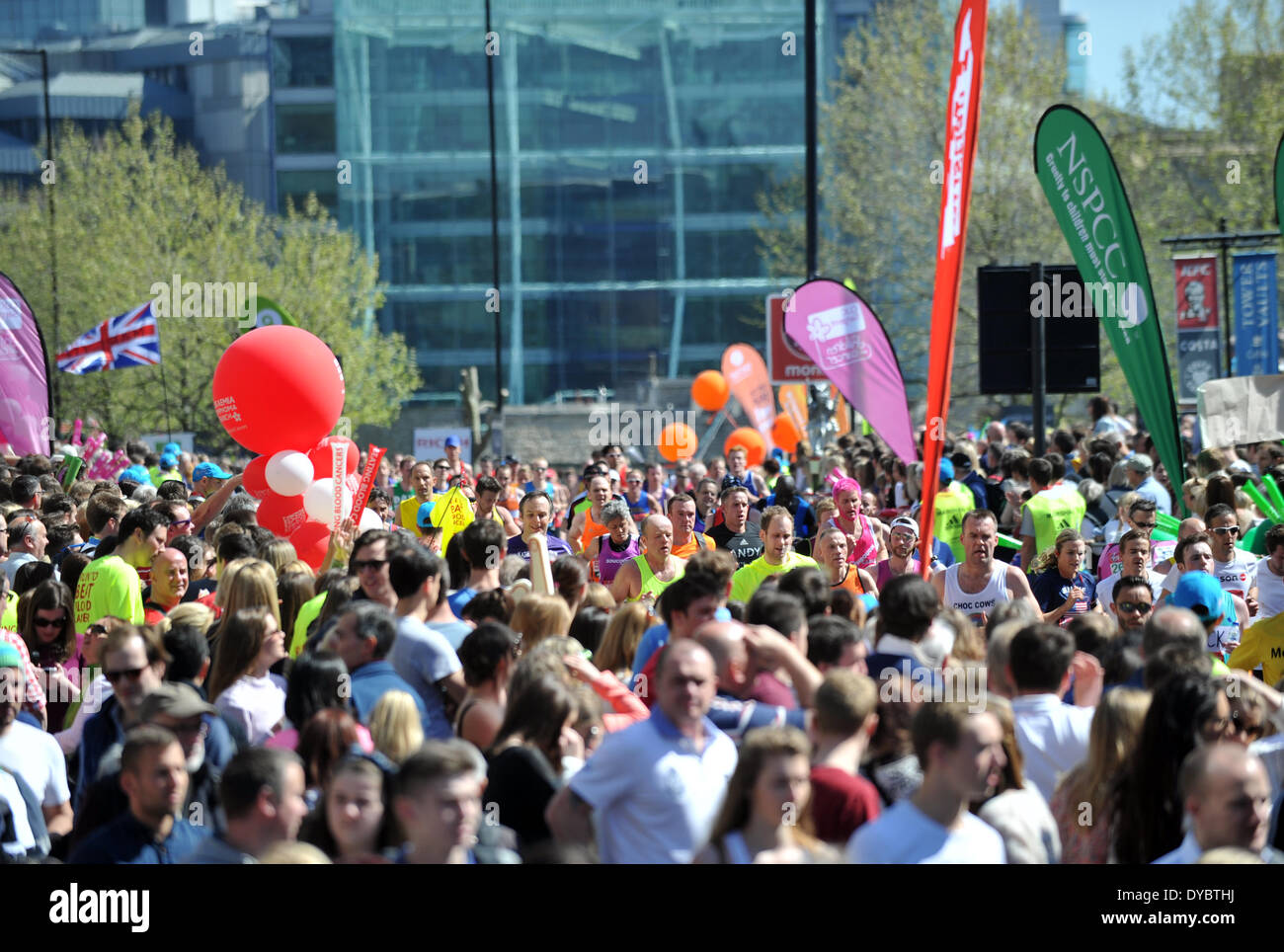 Londra, UK, 13 apr, 2014. I corridori e spettatori si affollano le strade per il 2014 Virgin London Marathon Credito: Matthew Richardson/Alamy Live News Foto Stock