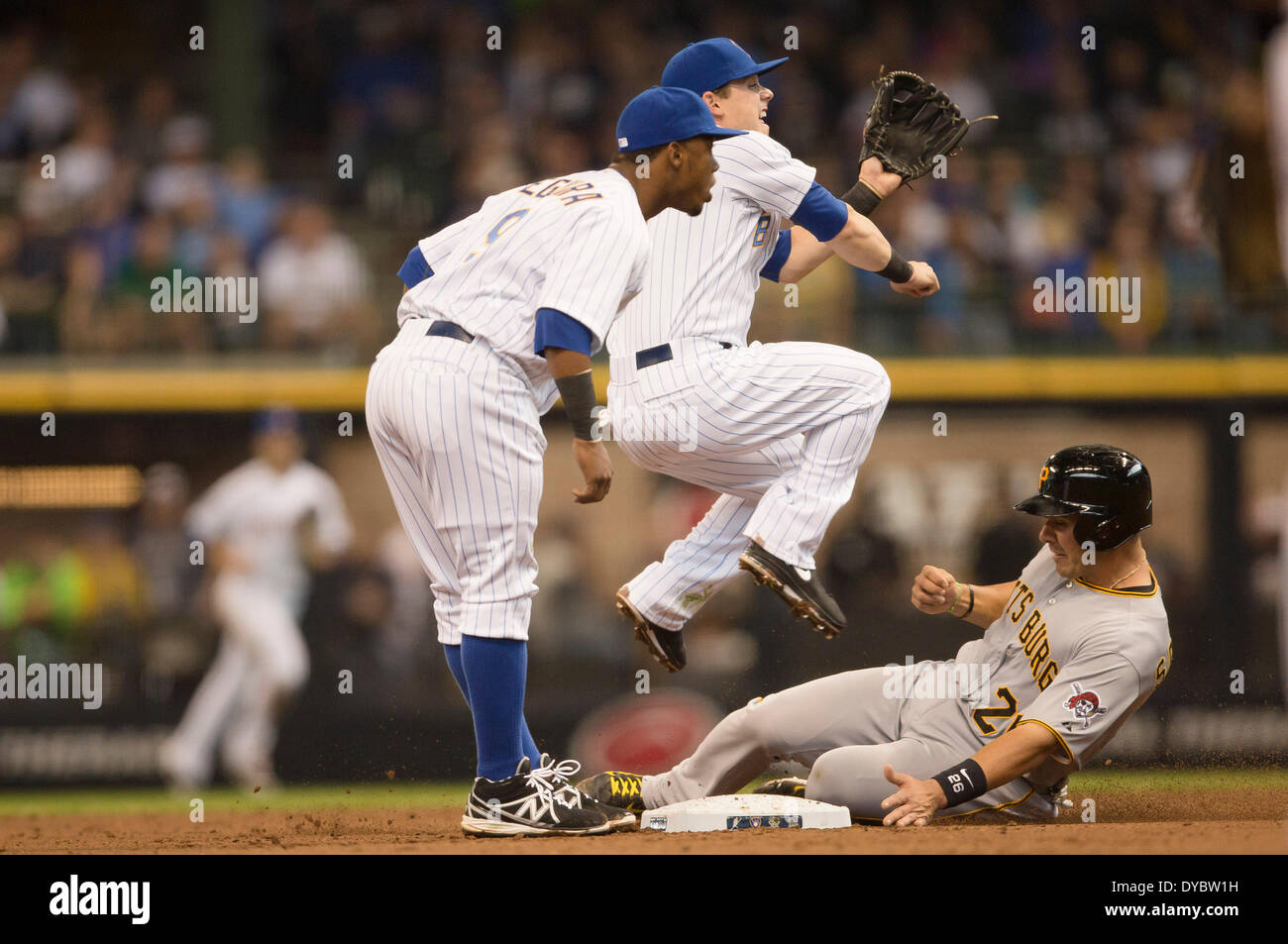 Milwaukee, Wisconsin, Stati Uniti d'America. Xiii Apr, 2014. Aprile 13, 2014: Milwaukee Brewers secondo baseman Scooter Gennet #2 salta i pirati di Pittsburgh baserunner Tony Sanchez #26 mentre si tenta di girare un doppio gioco durante il Major League Baseball gioco tra il Milwaukee Brewers e i pirati di Pittsburgh a Miller Park di Milwaukee, WI. Produttori di birra portano i pirati 2-1 nella quinta inning. John Fisher/CSM/Alamy Live News Foto Stock