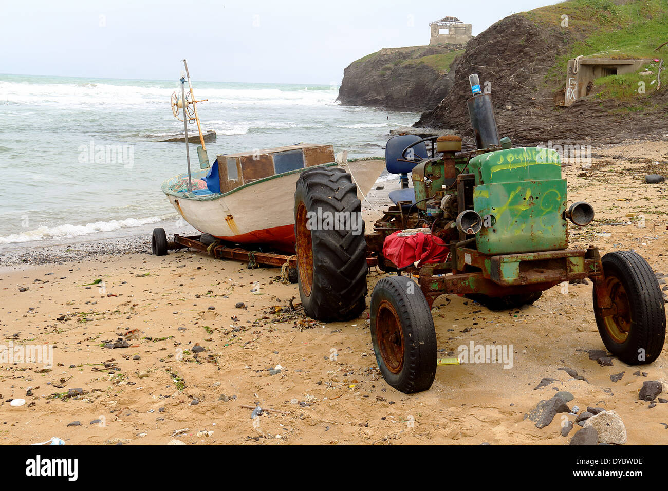 Immagine di un trattore arrugginito con una barca sul rimorchio Foto Stock