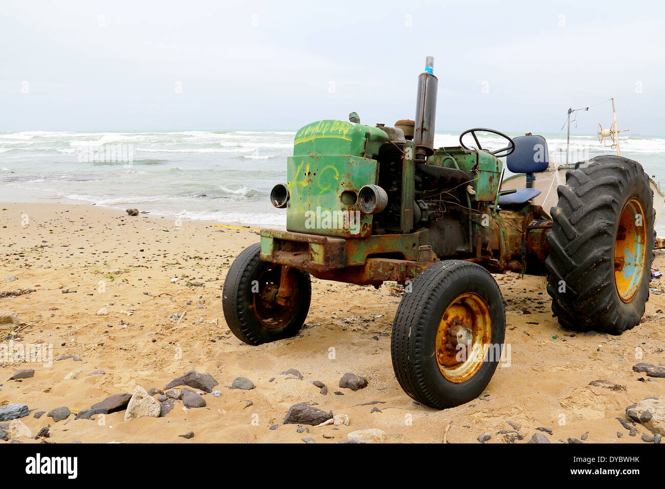 Immagine di un trattore arrugginito sulla spiaggia Foto Stock
