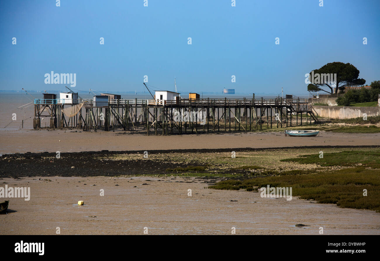 Tide fuori rivelando il letto del mare e devastata pier Foto Stock