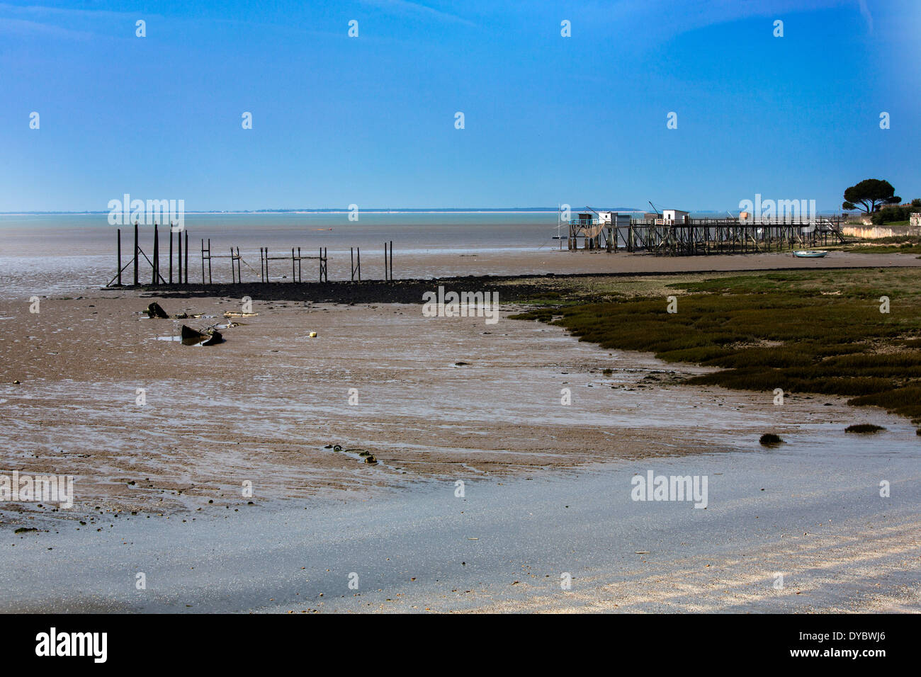 Tide fuori rivelando il letto del mare e devastata pier Foto Stock