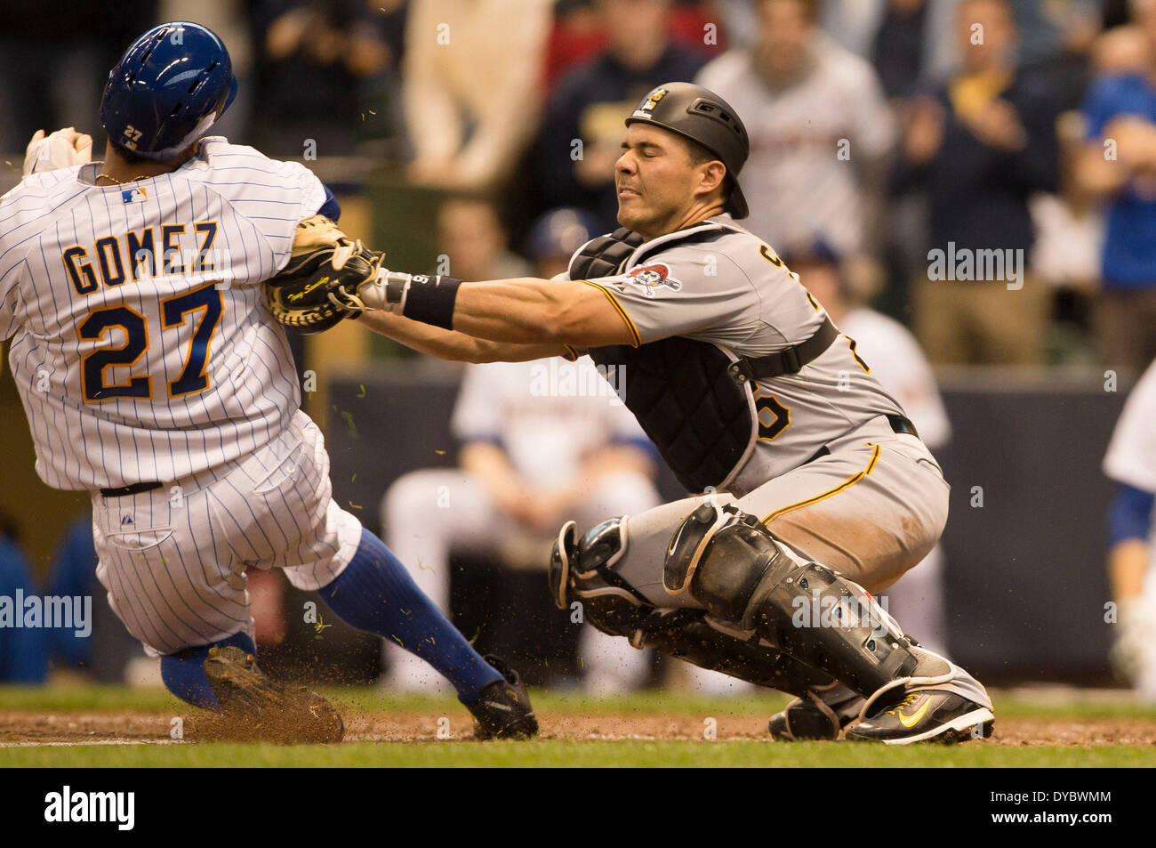 Milwaukee, Wisconsin, Stati Uniti d'America. Xiii Apr, 2014. Aprile 13, 2014: Pittsburgh Pirates catcher Tony Sanchez #26 tag out Milwaukee Brewers baserunner fielder Carlos Gomez #27 a casa della piastra durante il Major League Baseball gioco tra il Milwaukee Brewers e i pirati di Pittsburgh a Miller Park di Milwaukee, WI. Produttori di birra portano i pirati sono legati 4-1 nell'ottavo inning. John Fisher/CSM/Alamy Live News Foto Stock