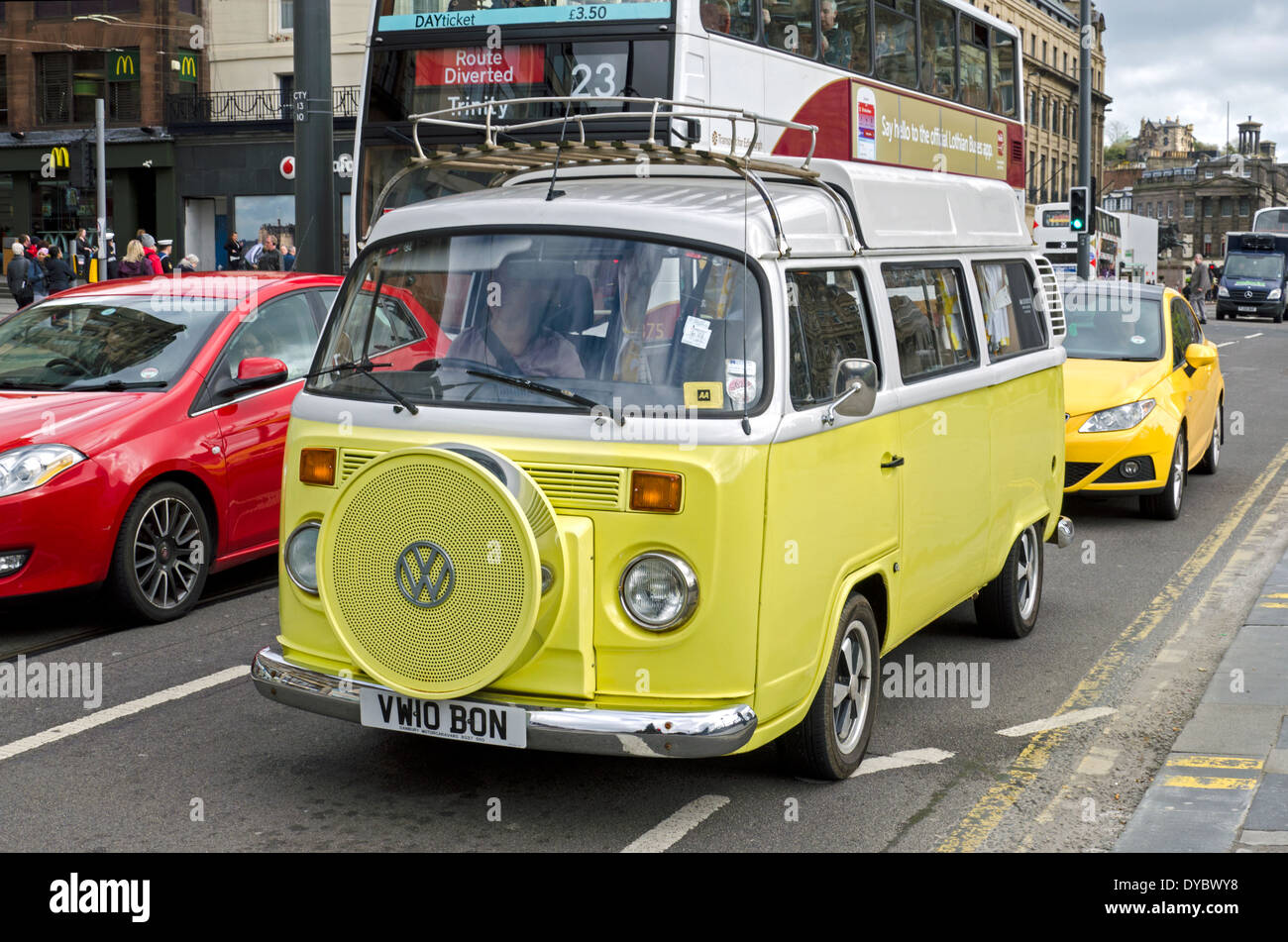 Tipo giallo 2 Classic VW camper van guidando lungo Princes Street nel centro di Edimburgo, in Scozia. Foto Stock