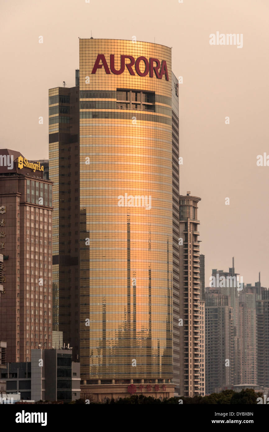 Torre Aurora e hotel Shangrila al tramonto, preso dal Bund, Shanghai, Cina Foto Stock