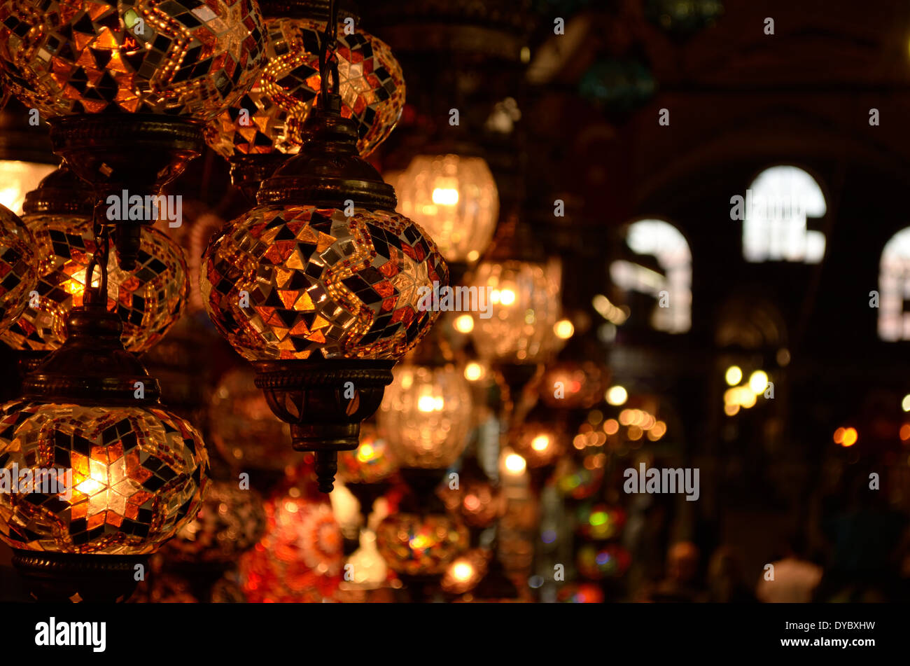 Colorata e bella chip di vetro luci nel Grand Bazaar, Istanbul, Turchia Foto Stock