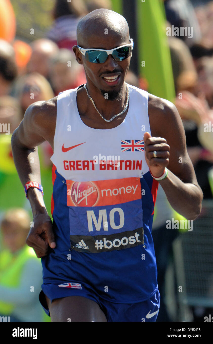 MO Farah che corre nella maratona di Londra in un gilet GB. Atleta britannico nero Foto Stock