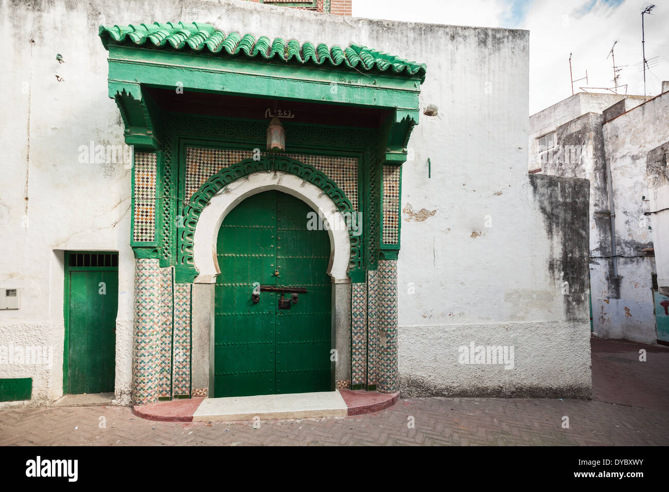 Il verde cancello in legno di antica moschea nella Medina. Tangeri, Marocco Foto Stock
