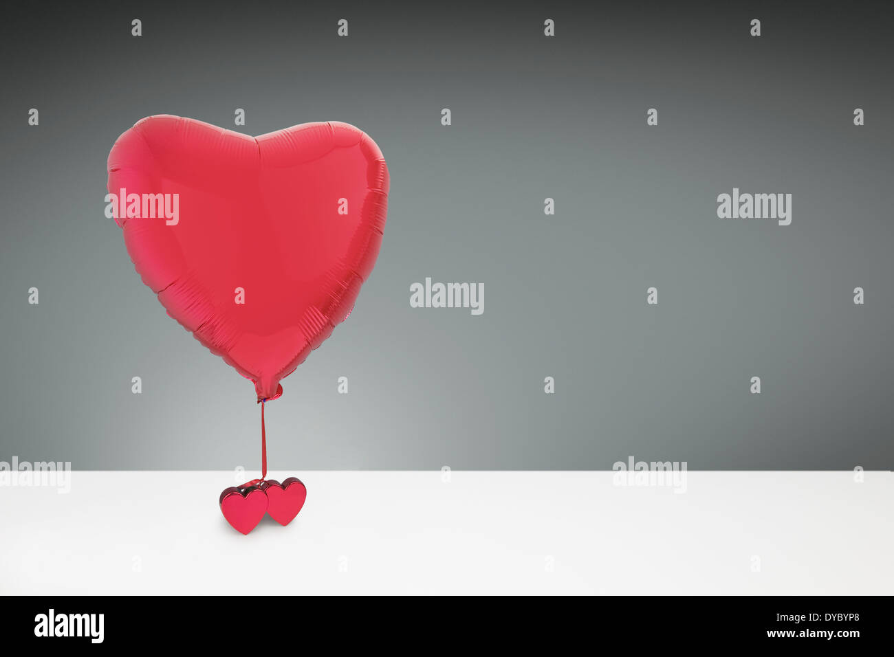 Rosso amore cuore lamina a forma di palloncino elio Foto Stock