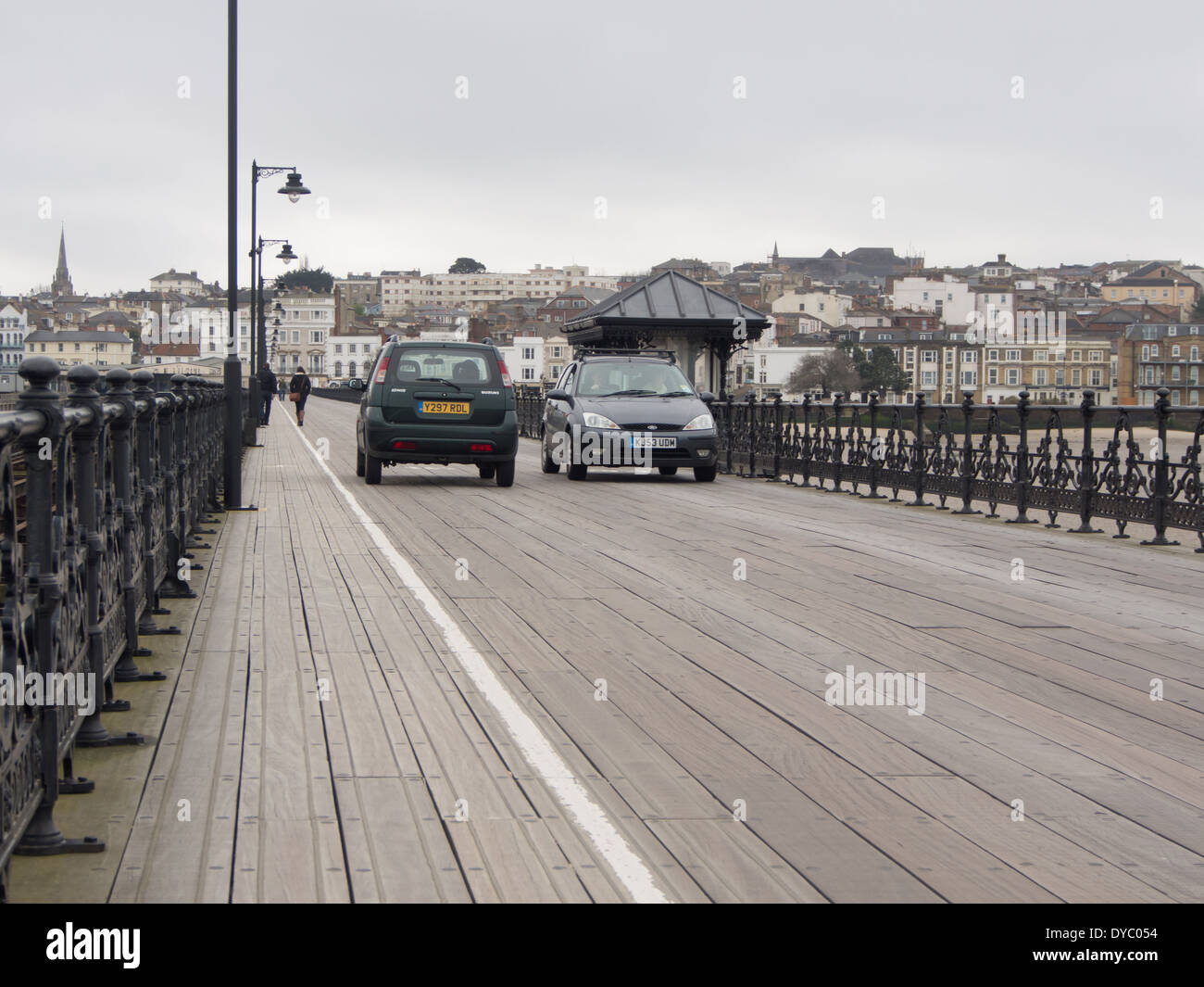 Ryde pier, Ryde, Isola di Wight. Le auto possono viaggiare lungo il molo per un pedaggio per raggiungere il terminal del traghetto al molo di testa. Foto Stock