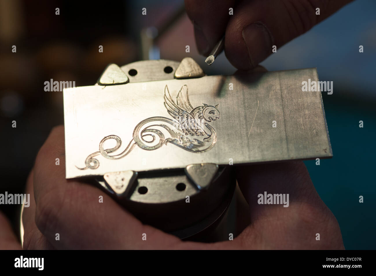 Donna al lavoro su un incisione di argento Foto Stock