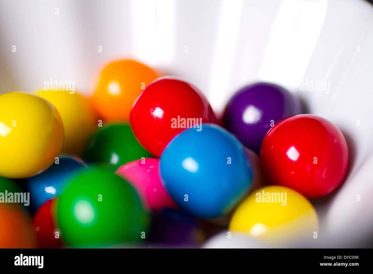 Gumballs in un colorato candy dish ciotola Foto Stock