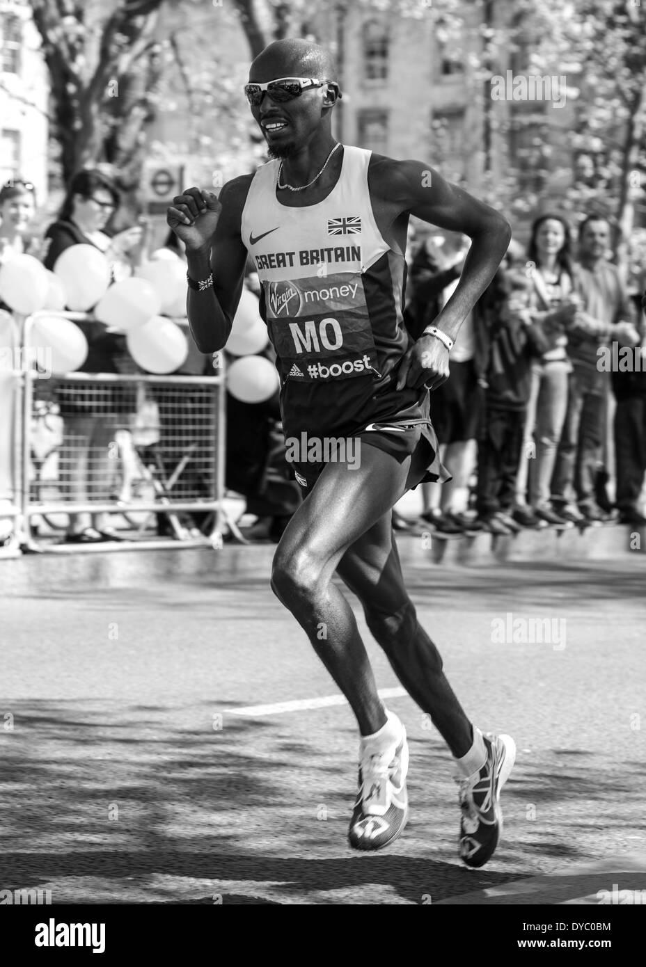 Londra, Regno Unito. Il 13 aprile 2014. Mo Farah a 24 miglia per la Maratona di Londra 2014 Credit: Graham Eva/Alamy Live News Foto Stock
