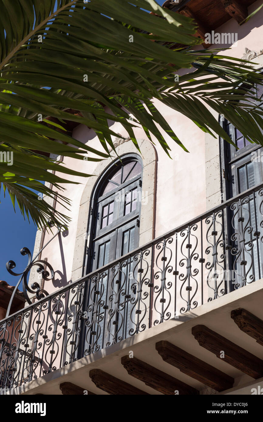 Stucco spagnolo tipo di edificio e palme, Fort Lauderdale, FL, Stati Uniti d'America Foto Stock