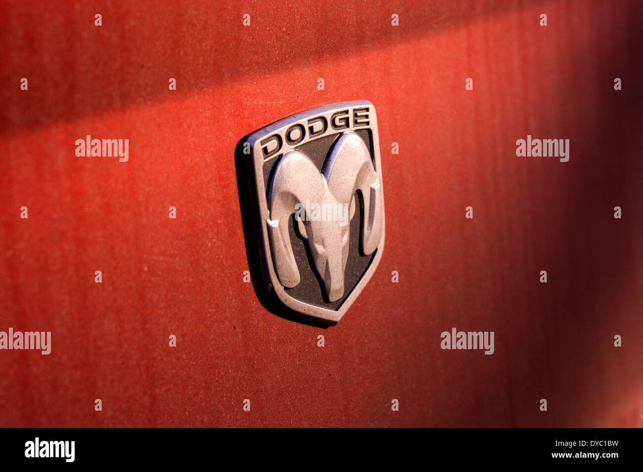 DODGE AMERICAN muscle car LOGO, RED color ambra lo sporco secco lo striping di vernice Foto Stock