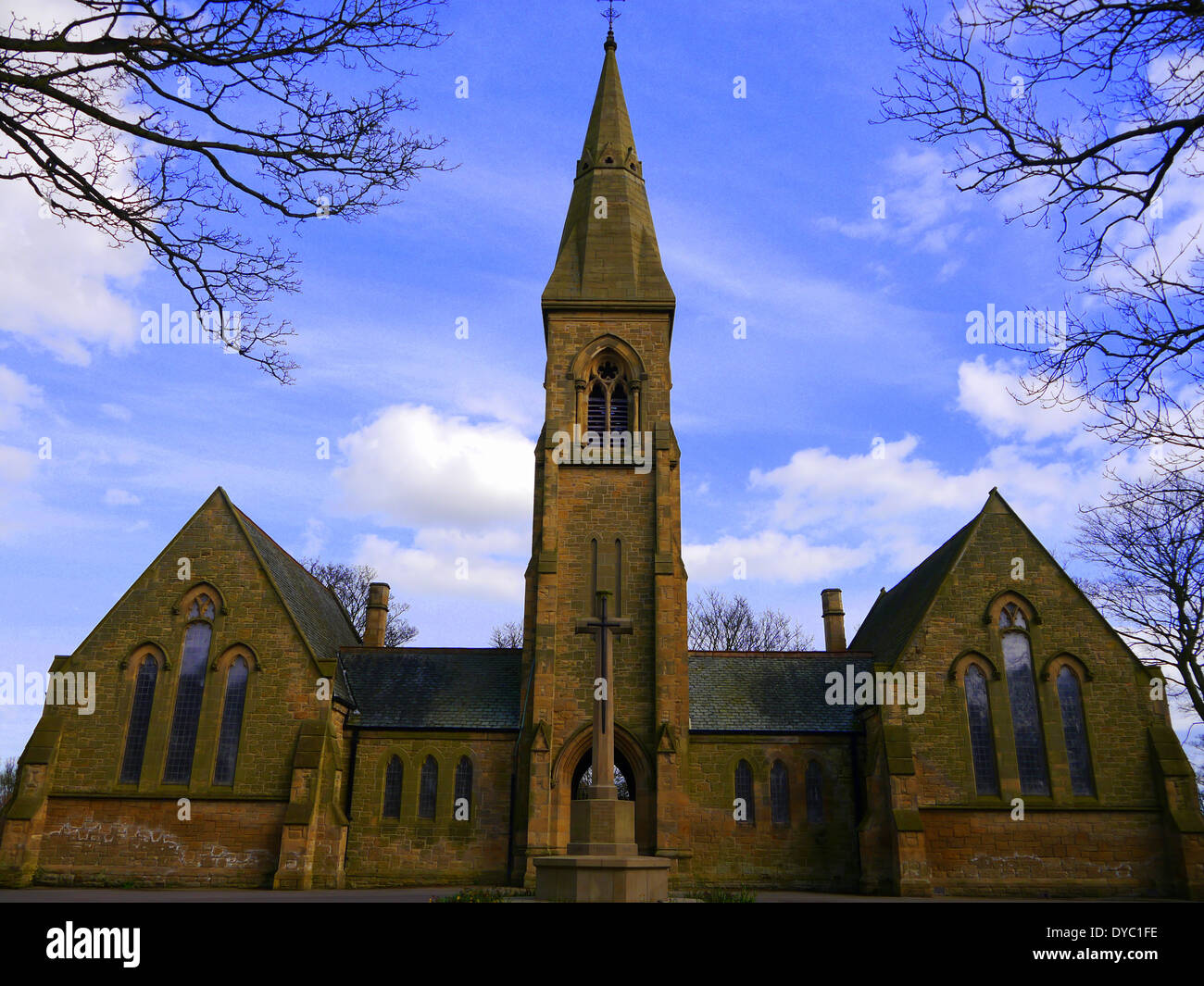 Il cimitero di Hebburn - twin cappella con la chiesa la guglia. Hebburn, Tyne and Wear, England, Regno Unito Foto Stock