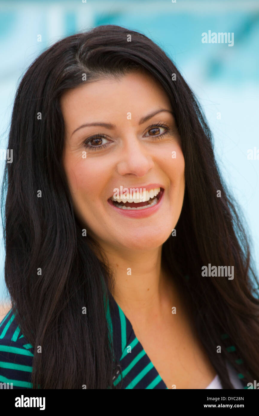 Bel mezzo di età brunette donna sorridente Foto Stock