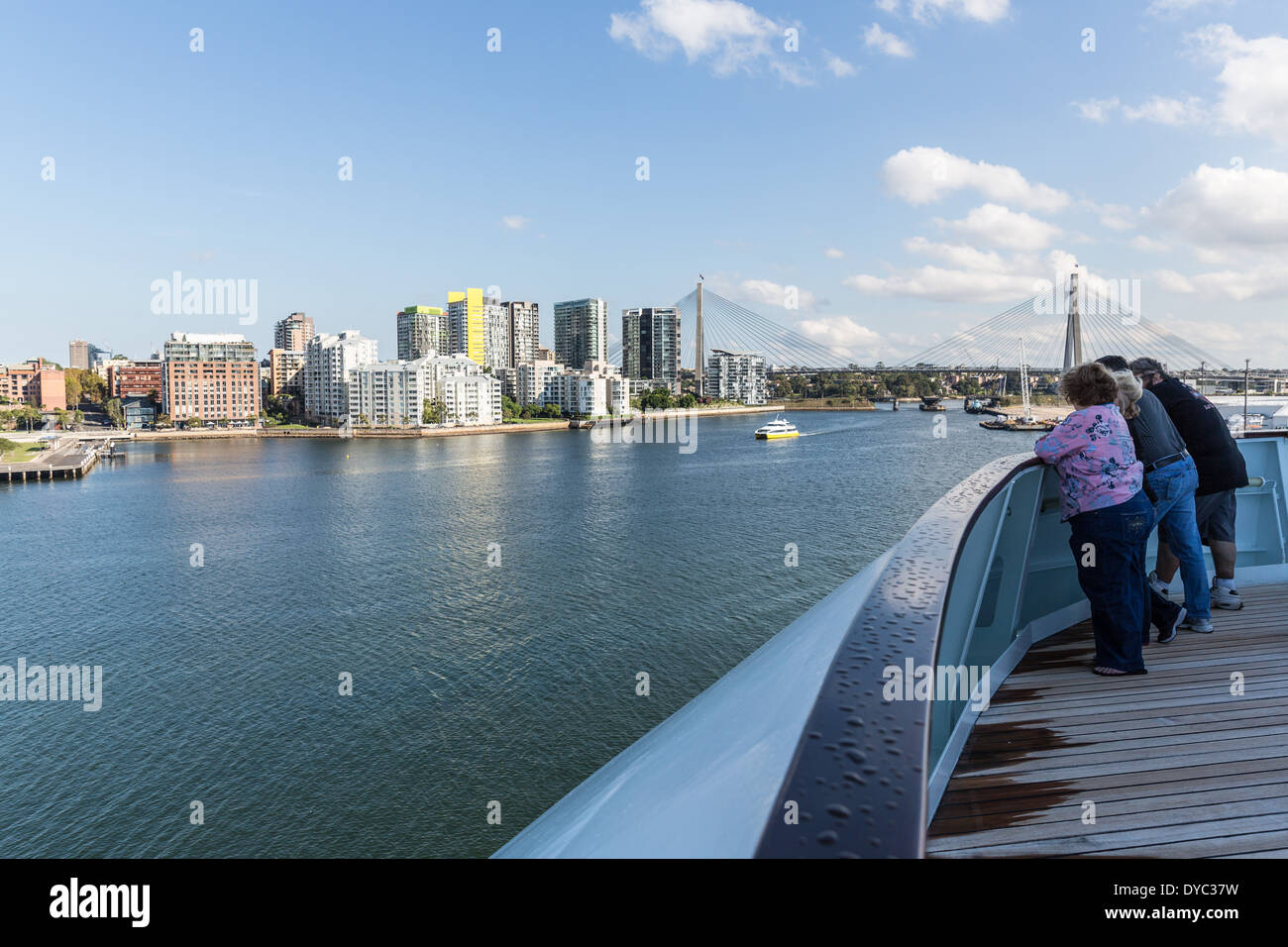 Paesaggio urbano di Sydney e Anzac Bridge. dal ponte della nave da crociera Foto Stock