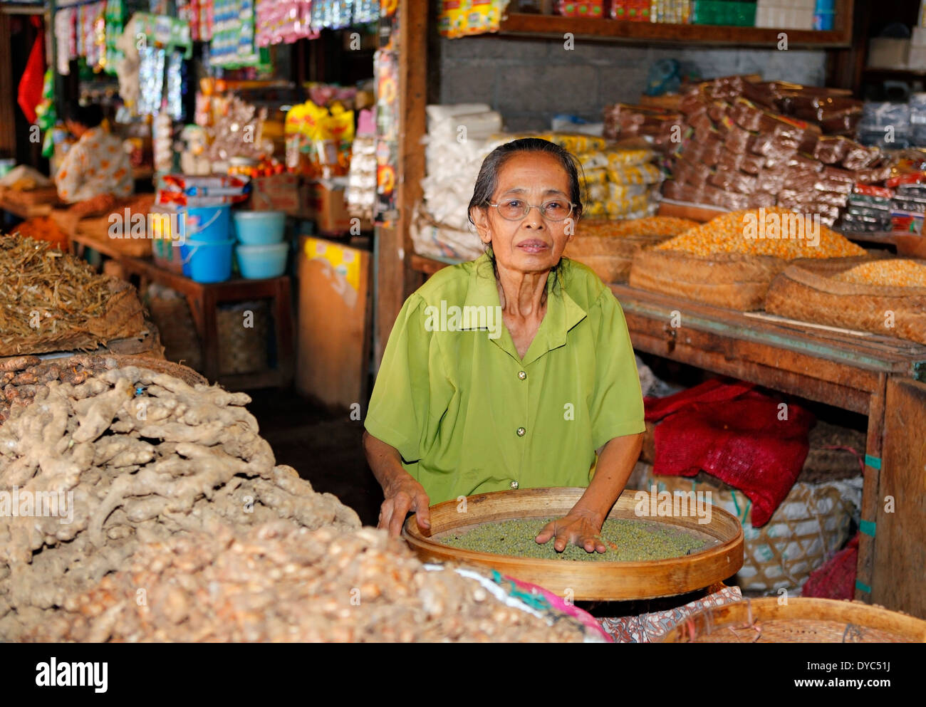 Donna di ordinare un vassoio di fagioli secchi a Singaraja mercato mattutino, Singaraja, nord Bali, Indonesia Foto Stock