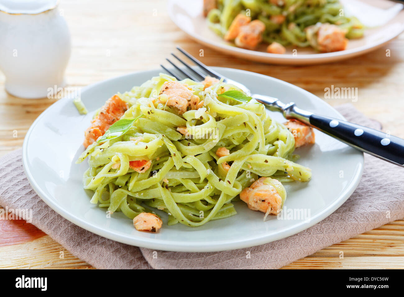 Gli spinaci nutriente con pasta al salmone, cibo closeup Foto Stock