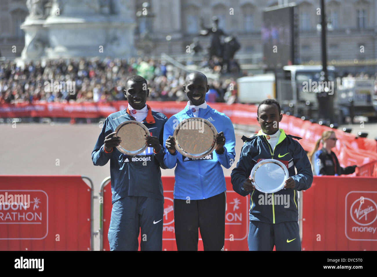 Uomini Virgin London Marathon vincitori reciveing i loro trofei dopo la gara. Da sinistra a destra: Stanley Biwott (KE) - 2° posto, 2 ore e 4 minuti 55sec; Wilson Kipsang (KE) - 1° posto, 2 ore e 4 minuti 29sec; Tsegaye Kebede (ET) - 3 Posto, 2 ore e 6 minuti 30s. Foto Stock