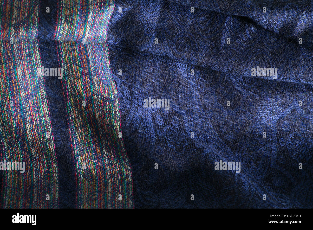 Close up di un blu, seta sciarpa pashmina dalla Turchia. Foto Stock