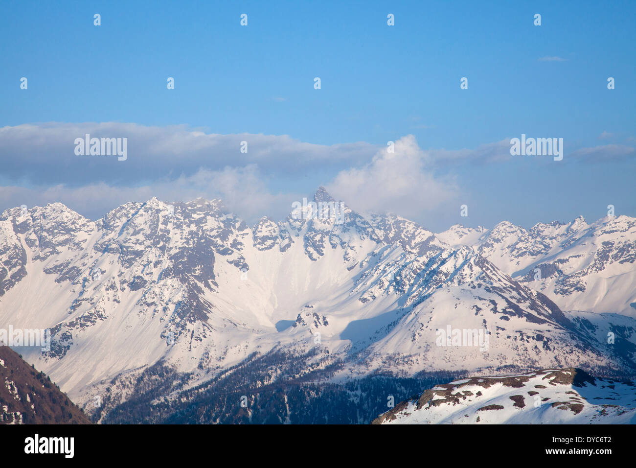 Coperta di neve paesaggio di montagna Foto Stock