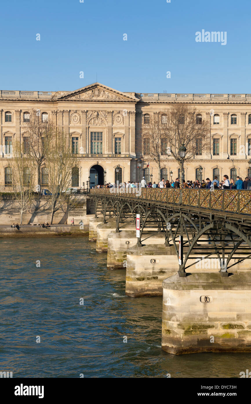 Pont des Arts e dal museo del Louvre, Parigi, Ile-de-France, Francia Foto Stock