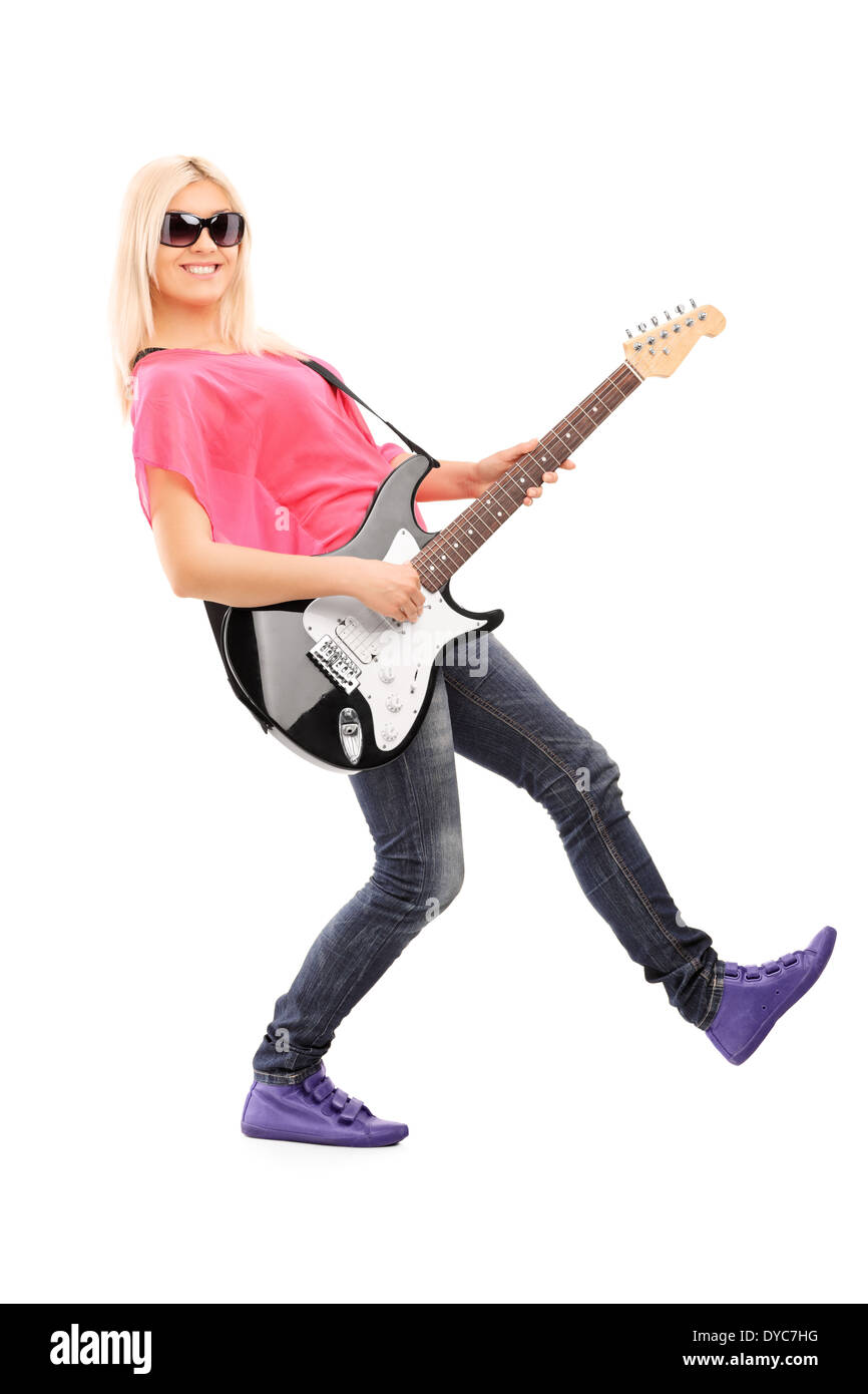 Giovane donna giocando su una chitarra elettrica Foto Stock