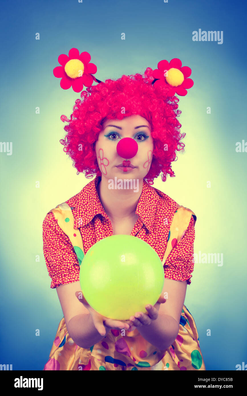 Clown donna con una sfera vintage tonica. Riprese in studio Foto Stock