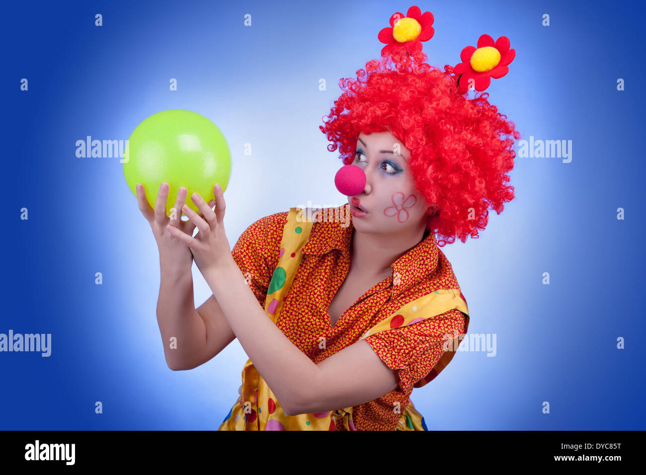Clown carattere donna su sfondo blu. Riprese in studio Foto Stock