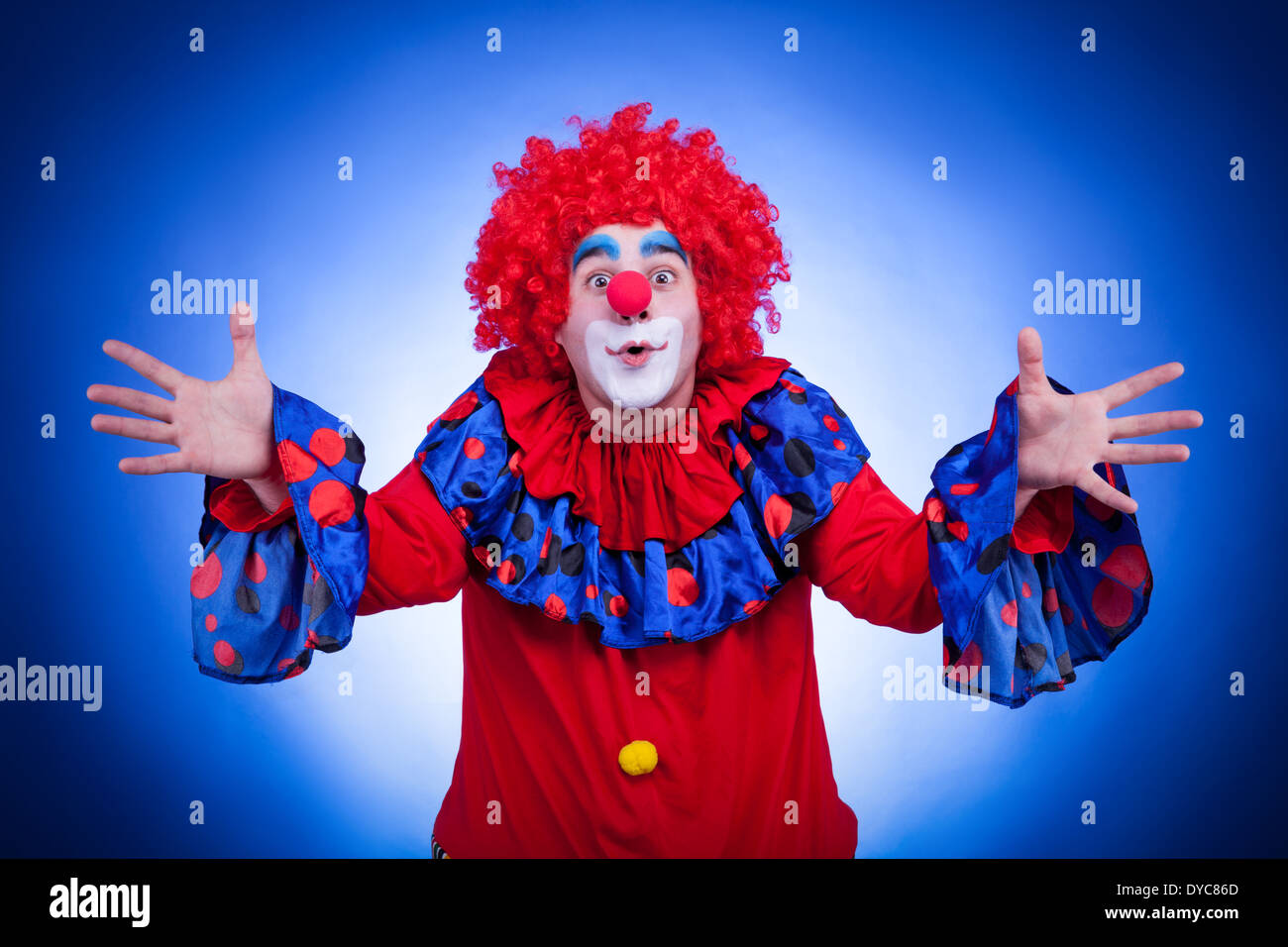 Happy clown su sfondo blu. Studio di illuminazione professionale Foto Stock