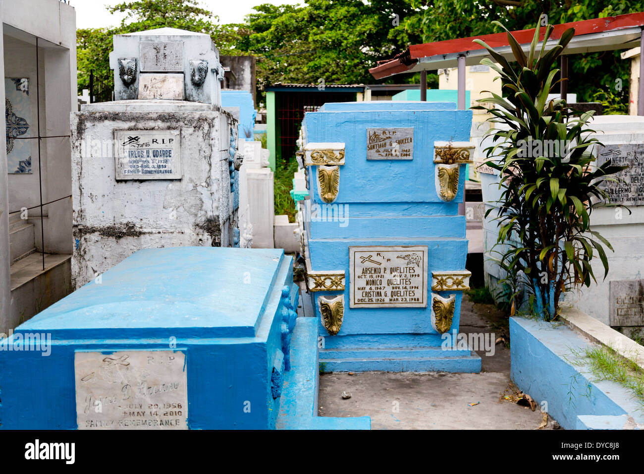 Tipiche tombe del cimitero del Nord a Manila nelle Filippine Foto Stock