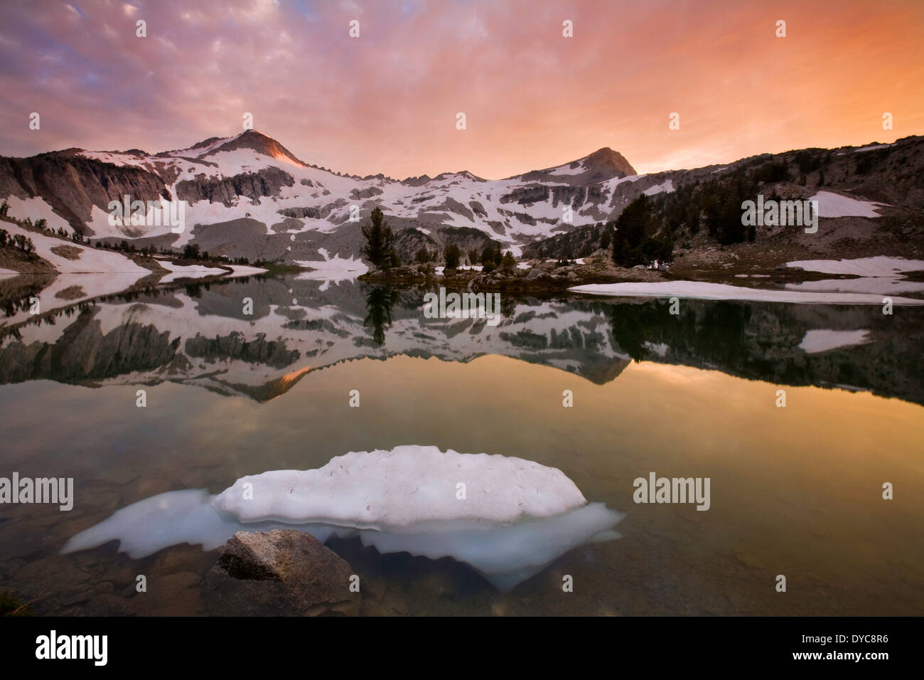 Tramonto al Lago glaciale, il Ghiacciaio di picco e Eagle Cap picco nella Eagle Cap deserto delle montagne Wallowa, Oregon. Stati Uniti d'America Foto Stock