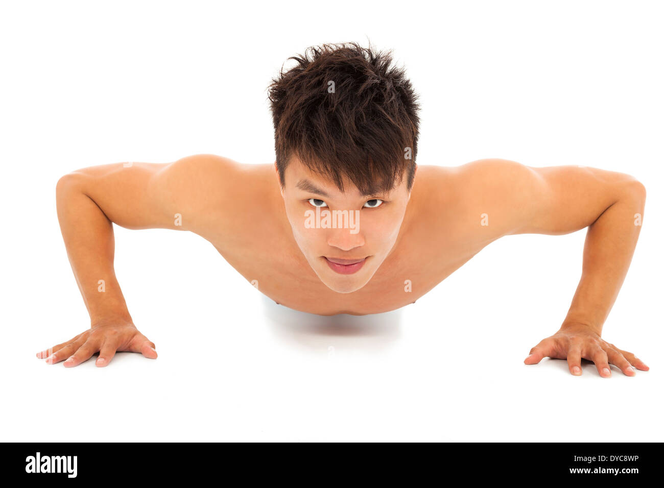 Sorridente giovane rendere push-up e fitness Foto Stock