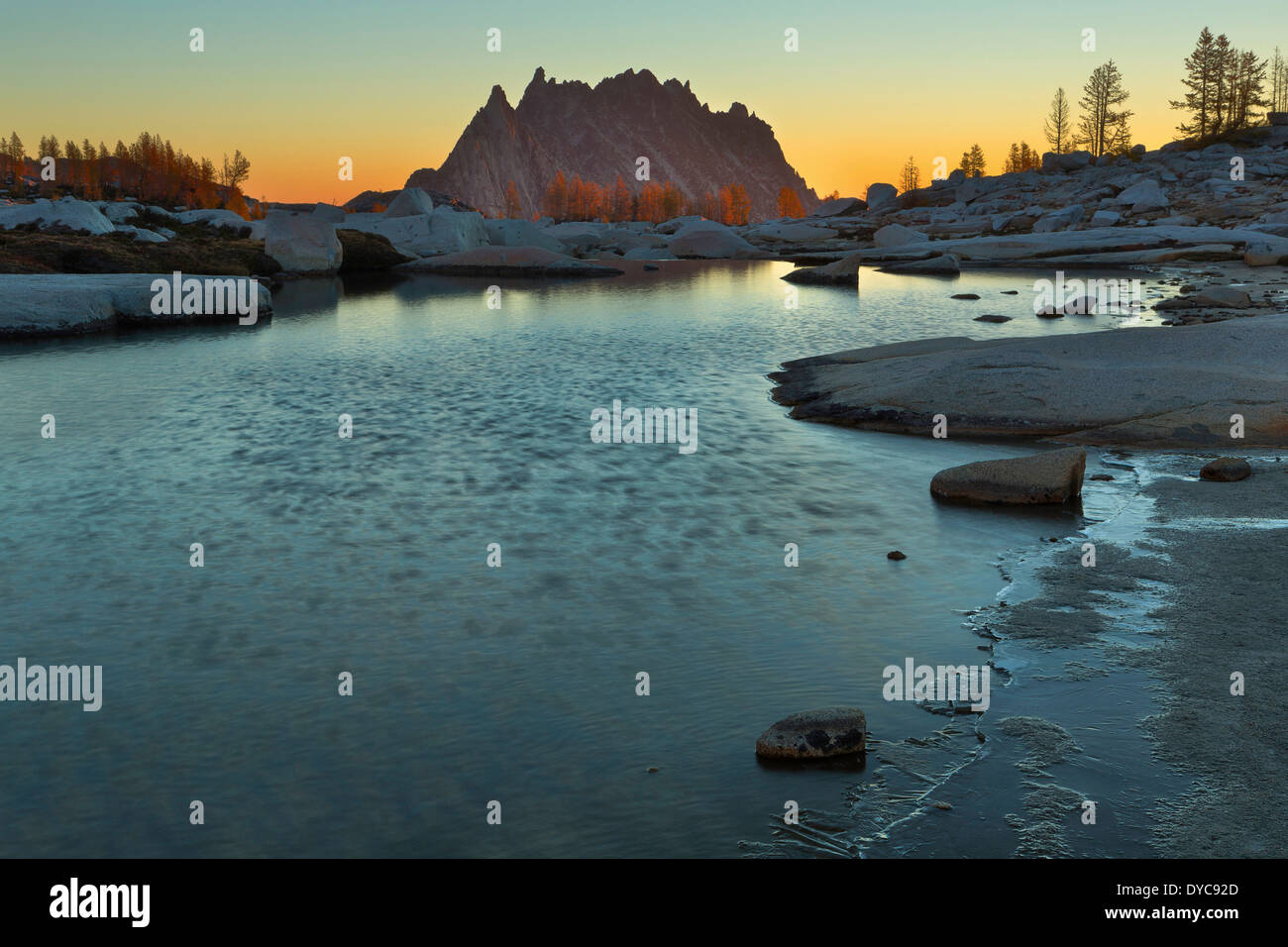 Picco Prusik sorge su una piscina all'alba nella sezione incantesimi del Alpine Lakes Wilderness. Foto Stock