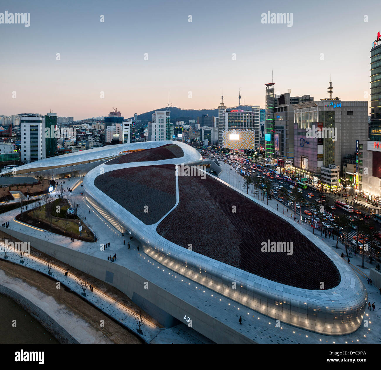 Progettazione di Dongdaemun Plaza (DDP), Seul, Corea del Sud. Architetto: Zaha Hadid Architects, 2014. Vista panoramica della costruzione composto Foto Stock