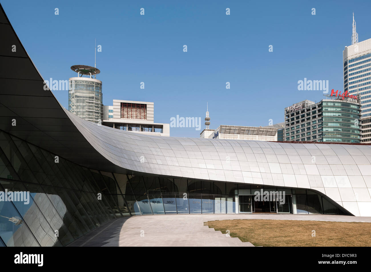 Progettazione di Dongdaemun Plaza (DDP), Seul, Corea del Sud. Architetto: Zaha Hadid Architects, 2014. Vista la mattina di ingresso per la progettazione di M Foto Stock