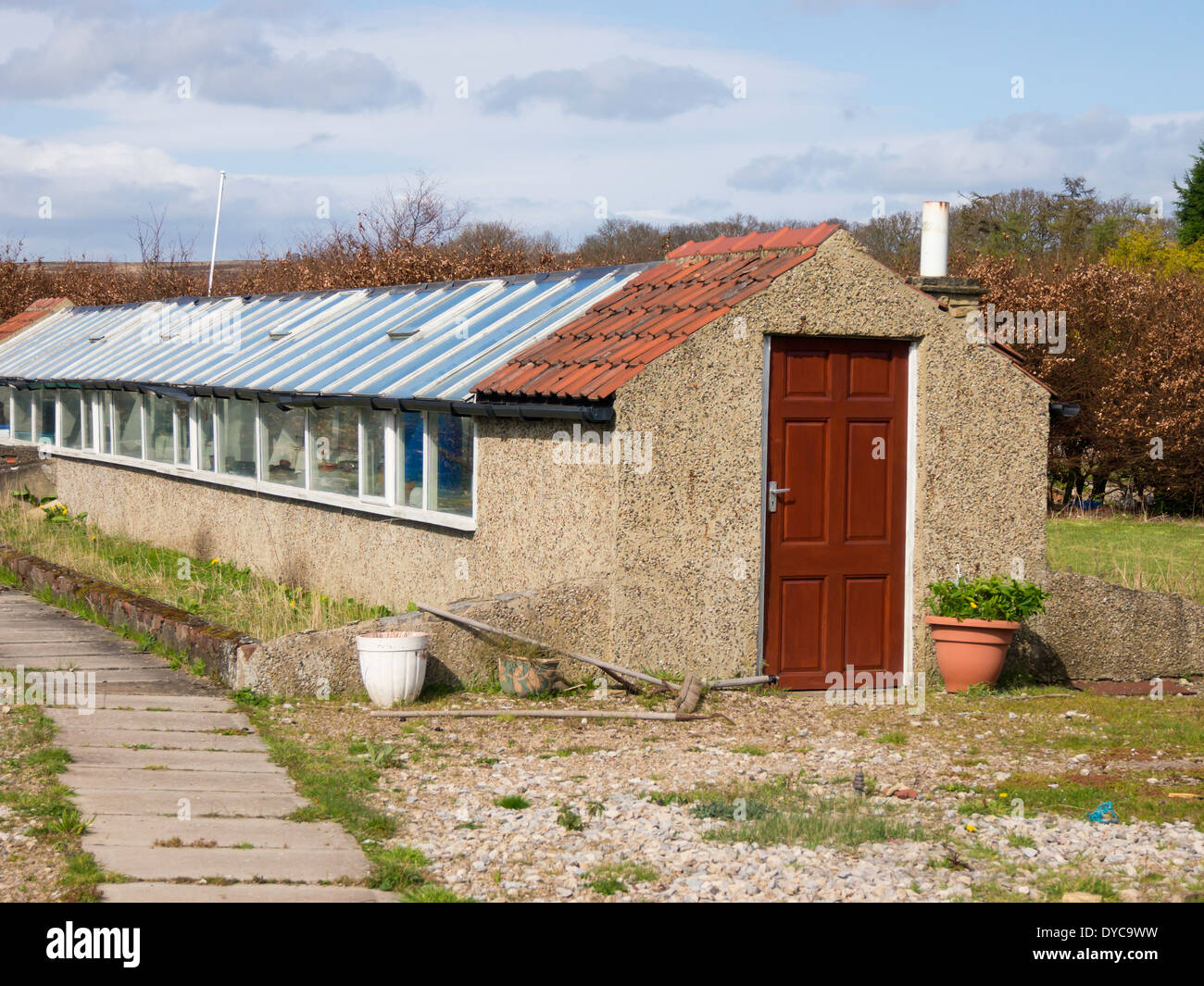 Una piccola vecchia serra commerciale con Coal Fired riscaldatori in corrispondenza di ciascuna estremità Foto Stock