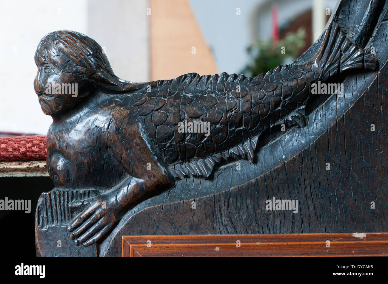 Banco di Mermaid fine carving nella chiesa di Tutti i Santi, Superiore Sheringham, Norfolk. I dettagli nella descrizione. Foto Stock
