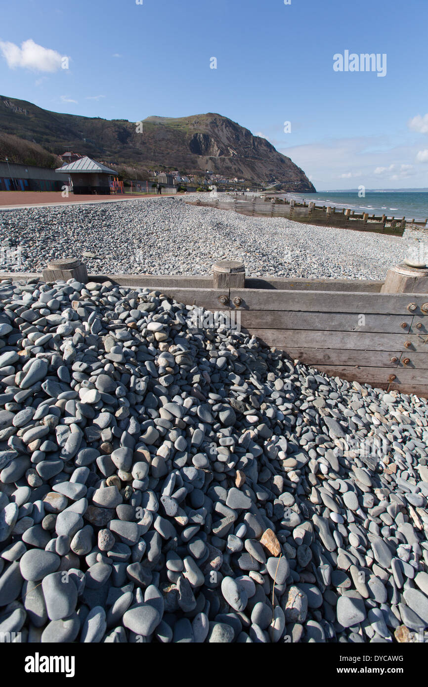 Il Galles sentiero costiero nel Galles del Nord. Vista pittoresca del Wales coast Path a Penmaenmawr esplanade. Foto Stock