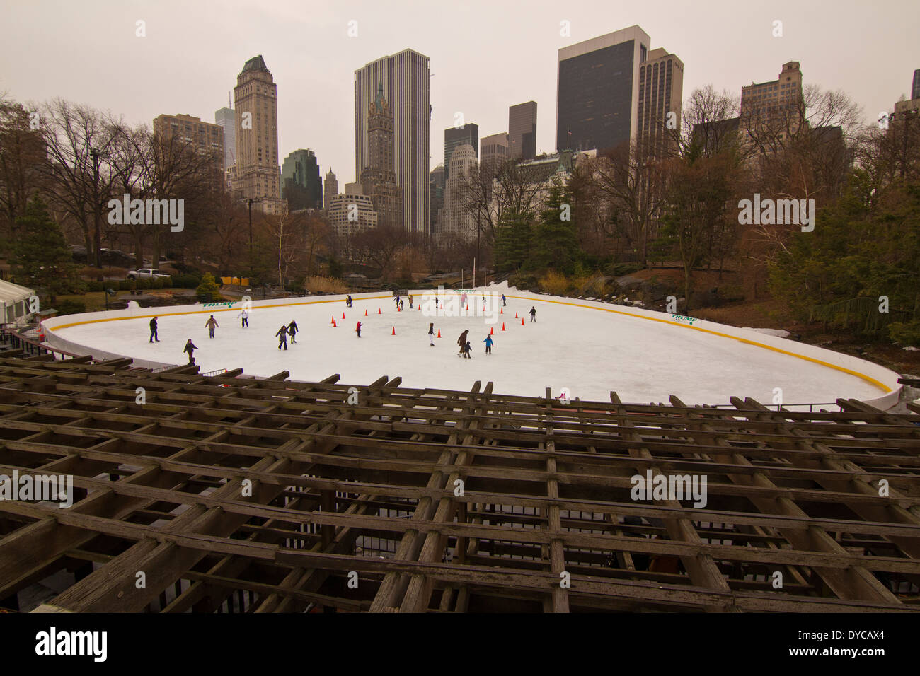 Ultima della stagione del pattinaggio su ghiaccio a fine marzo a Central Park di New York Foto Stock