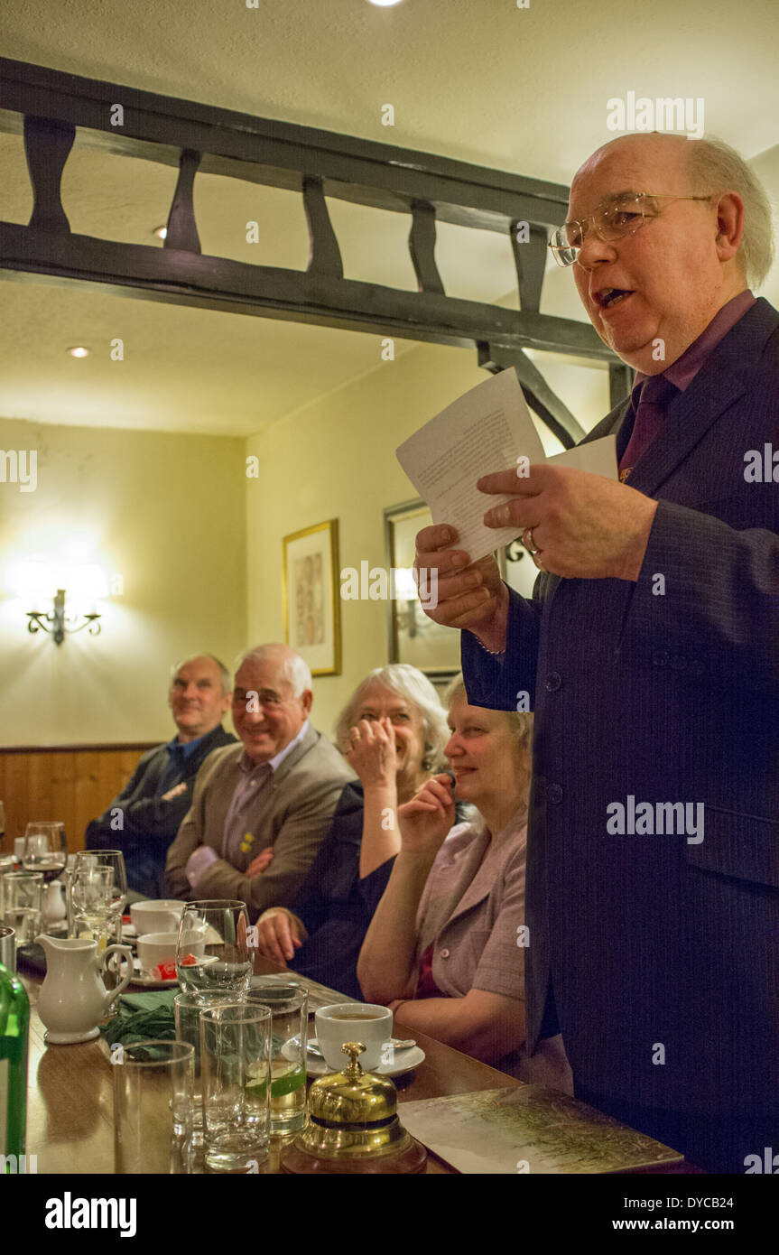 Il miglior uomo da un matrimonio 50 anni fa inizia un altro discorso Foto Stock